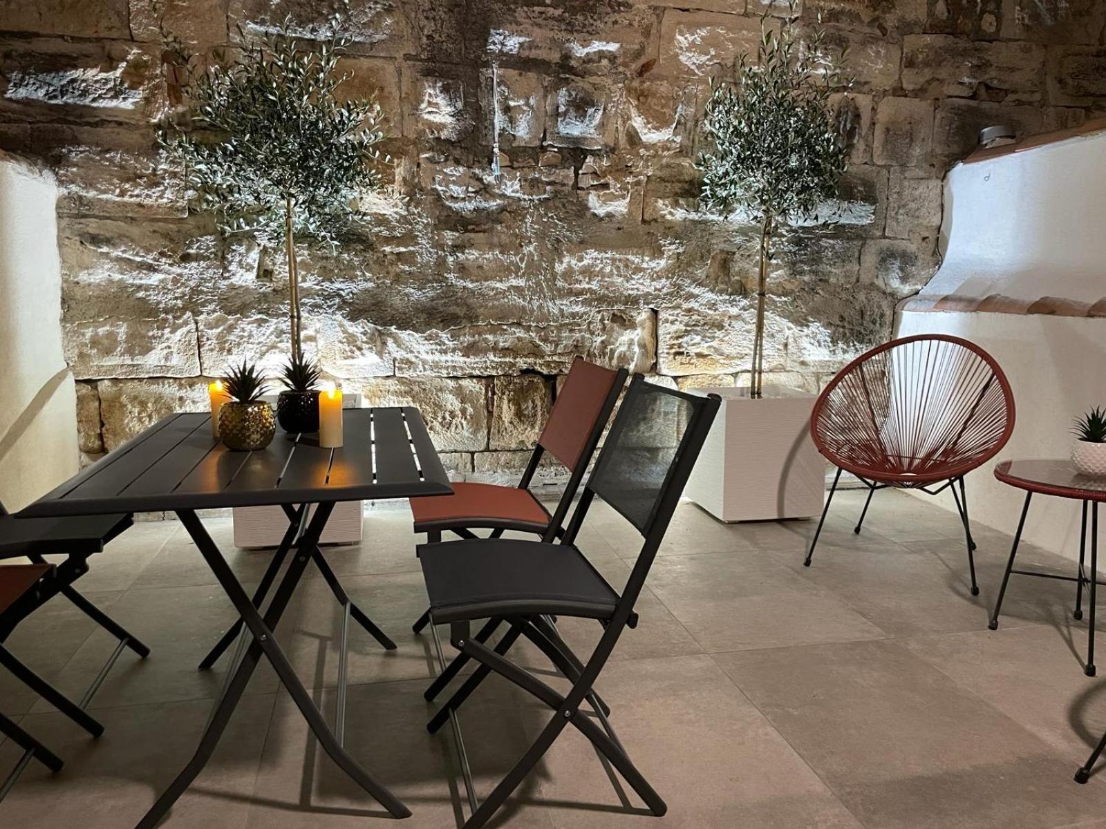 Maison Cosy, 2 Chambres, Adossee Aux Remparts Айга-Мортас Екстериор снимка