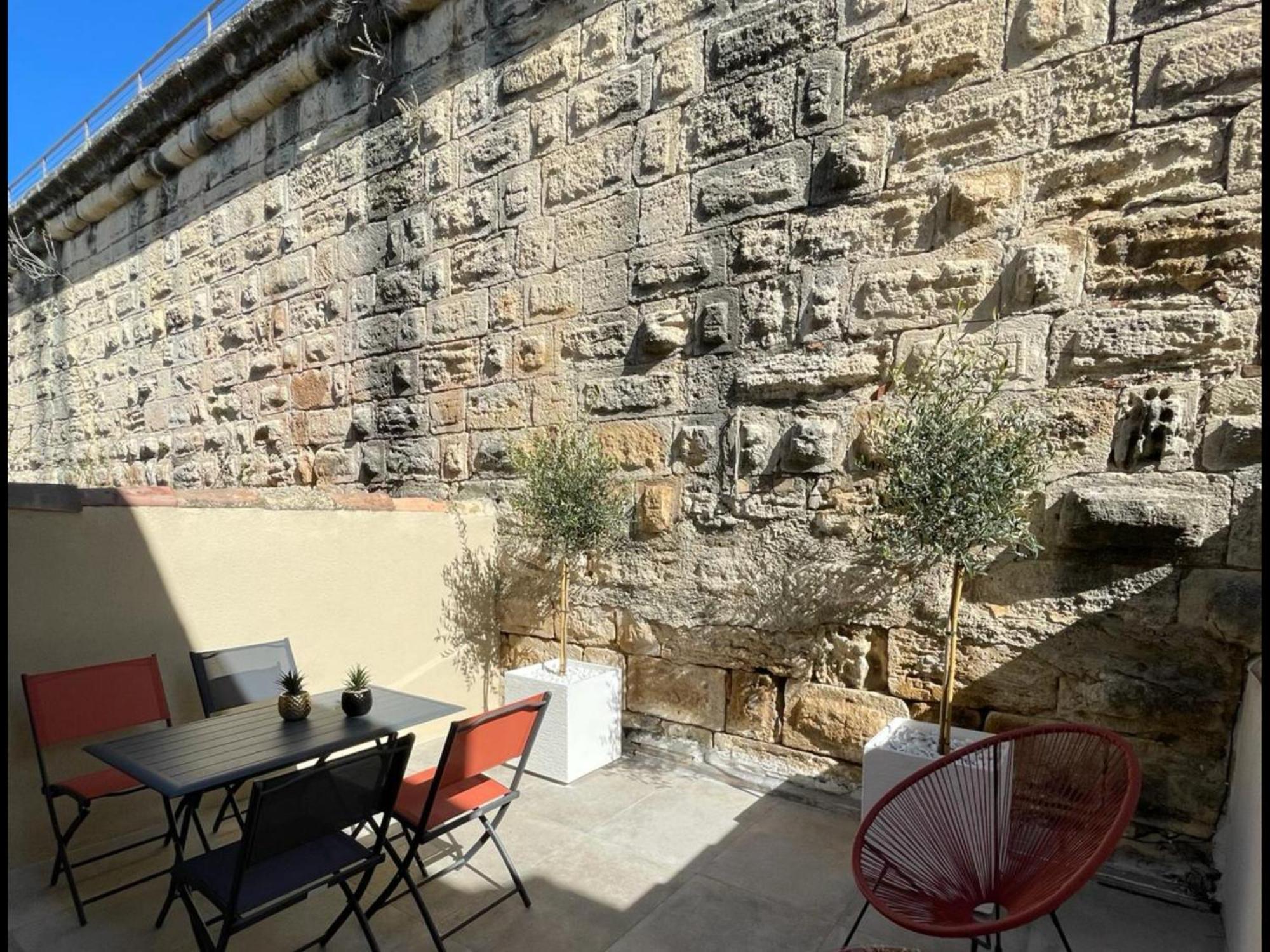Maison Cosy, 2 Chambres, Adossee Aux Remparts Айга-Мортас Екстериор снимка